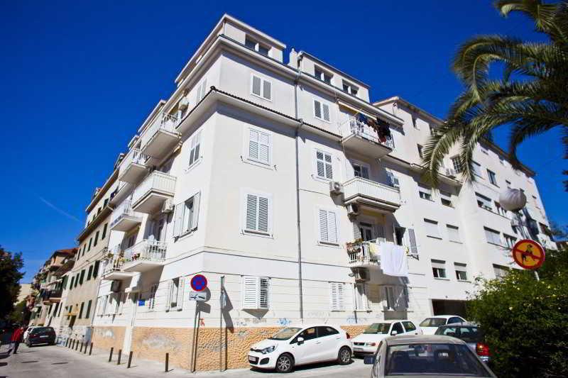 Split Apartments Peric Eksteriør bilde